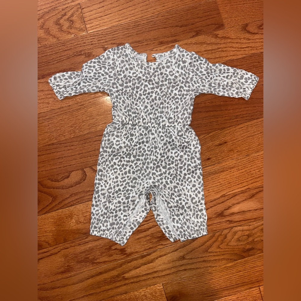Old Navy Gray and White Leopard Print Onesie 3-6 months